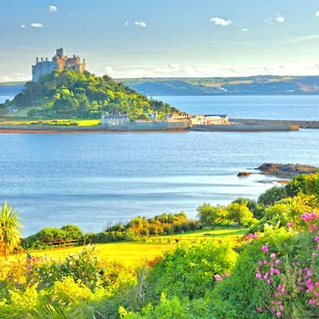 Idyllic Cornish Cottage, Superking Bed, Private Garden Dogs Welcome Holiday home Truro