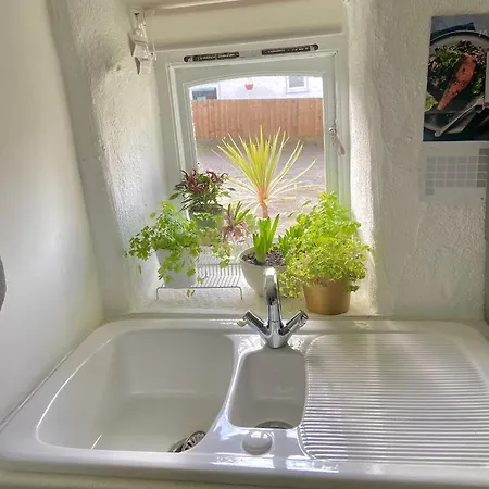 Idyllic Cornish Cottage, Superking Bed, Private Garden Dogs Welcome * Truro