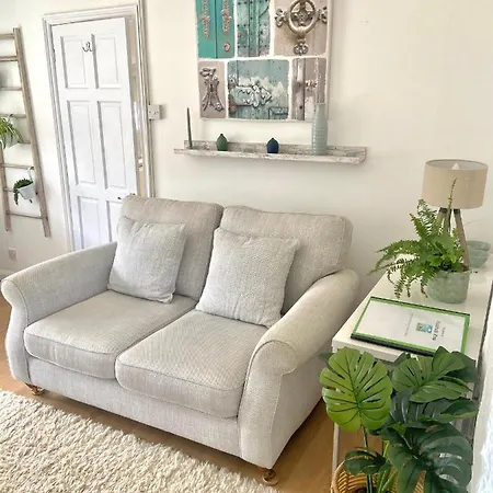 Idyllic Cornish Cottage, Superking Bed, Private Garden Dogs Welcome Holiday home Truro