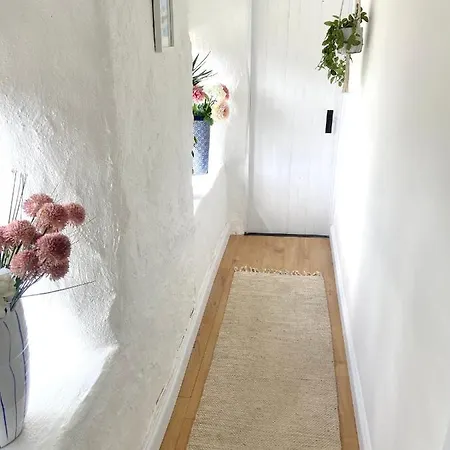 Idyllic Cornish Cottage, Superking Bed, Private Garden Dogs Welcome Holiday home *