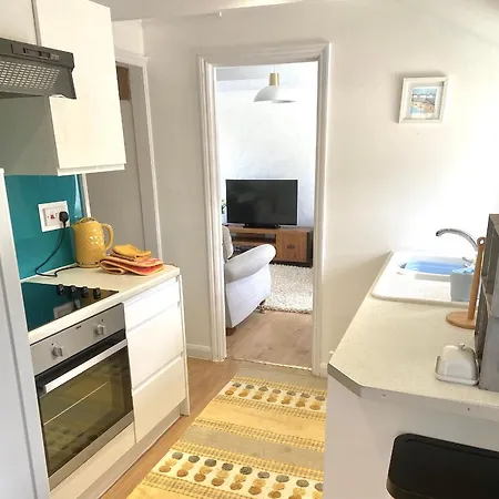 Idyllic Cornish Cottage, Superking Bed, Private Garden Dogs Welcome Holiday home