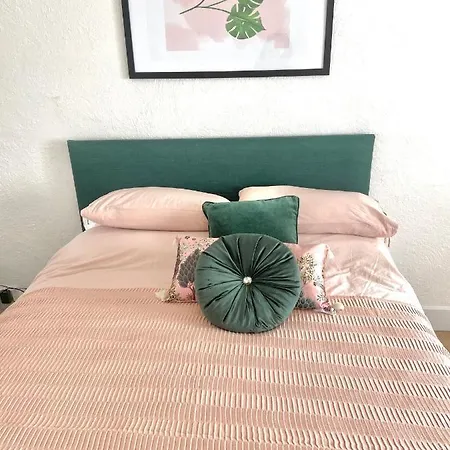 Idyllic Cornish Cottage, Superking Bed, Private Garden Dogs Welcome Holiday home Truro