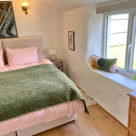 Idyllic Cornish Cottage, Superking Bed, Private Garden Dogs Welcome Holiday home